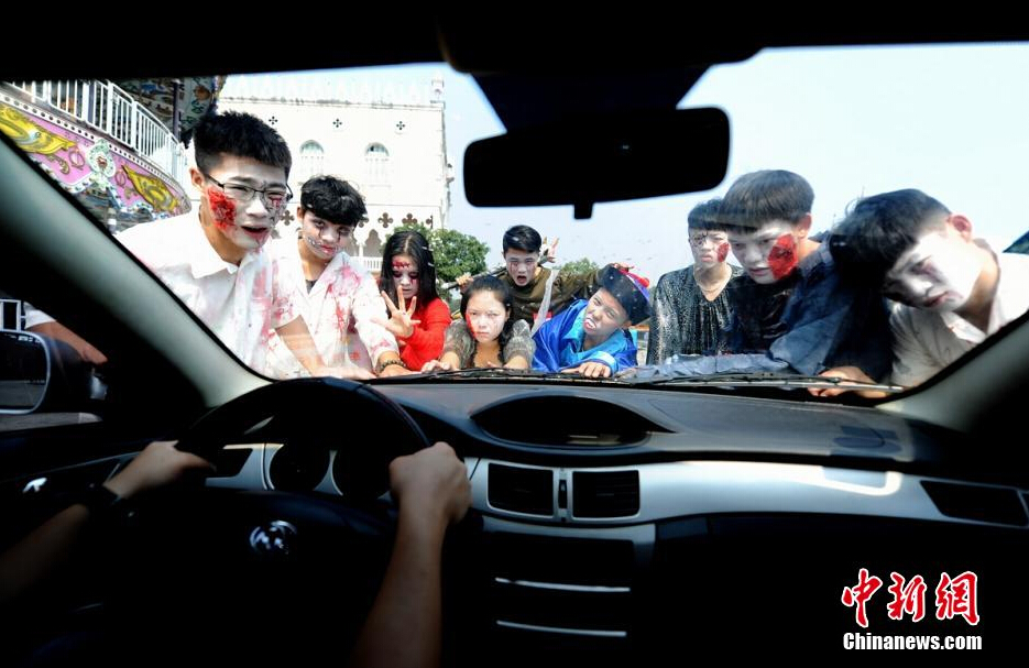 工作人员装扮成各种“僵尸”迎接驱车前来的游客，并带领游客体验蹦极的刺激。