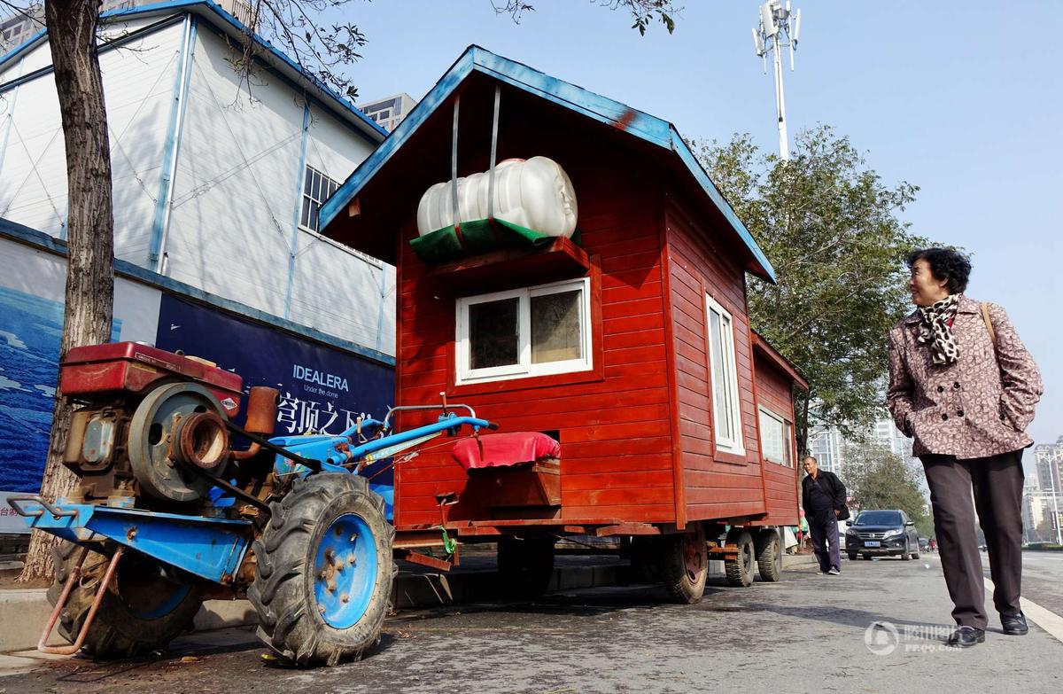 10月26日，郑州郑汴路附近停放了一辆用手扶拖拉机改造的“洋房式”房车。沙浪/视觉中国