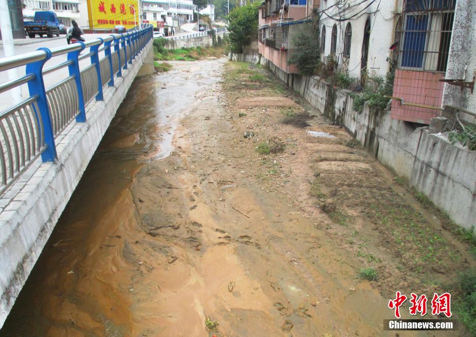 安庆市进入秋季以后，河水水位下降，河里的沙土露出水面，居民把长长的河道圏成一块块，栽种蔬菜。