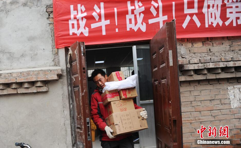 为应对未来几天可能爆仓的货量，派送员的作息时间也由此做了调整。平时他们每天的工作模式是每天分上下午两个批次，不过“双11”过后的一段时间里，必须要“从天亮开始，到熄灯才休息”的循环送货，为了及时将货物送到买家手里，中间是完全没有歇息时间的。