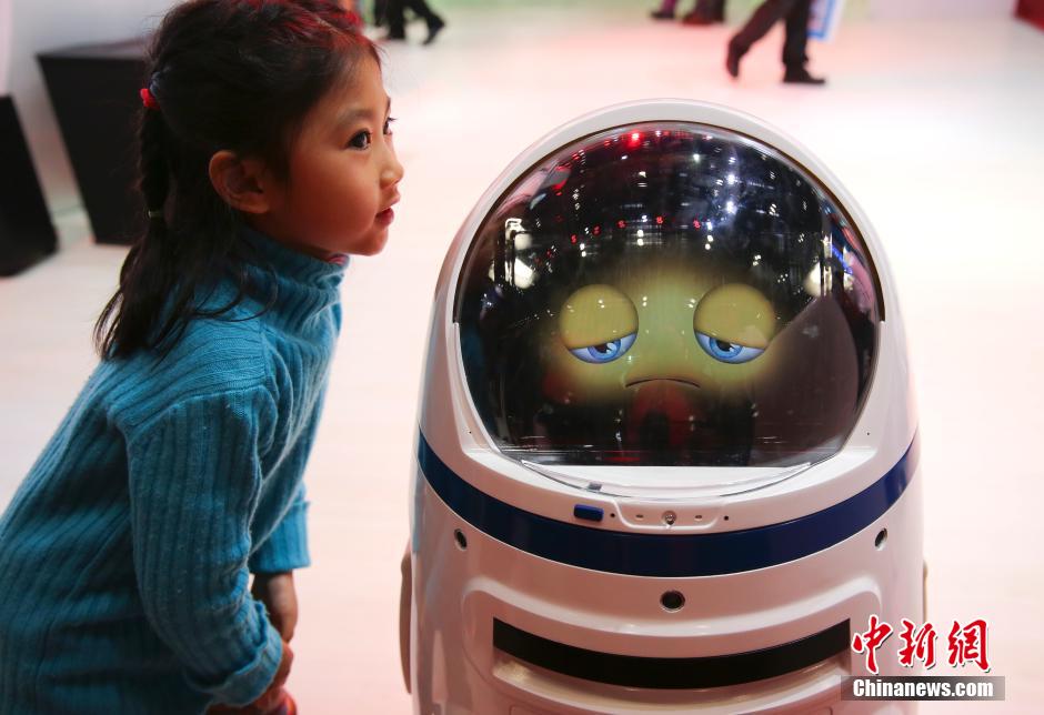 世界机器人大会精彩纷呈 机器人对话小女孩