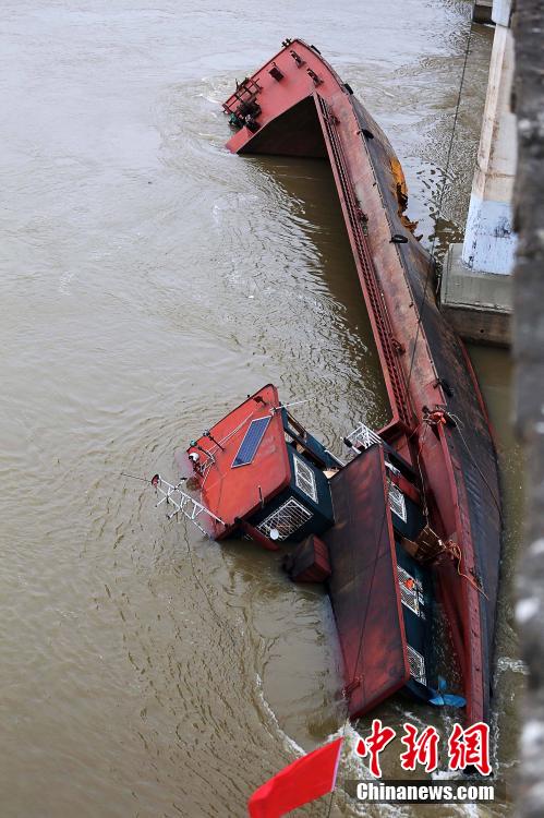 江西赣江涨水 两艘运砂船相继撞桥翻沉