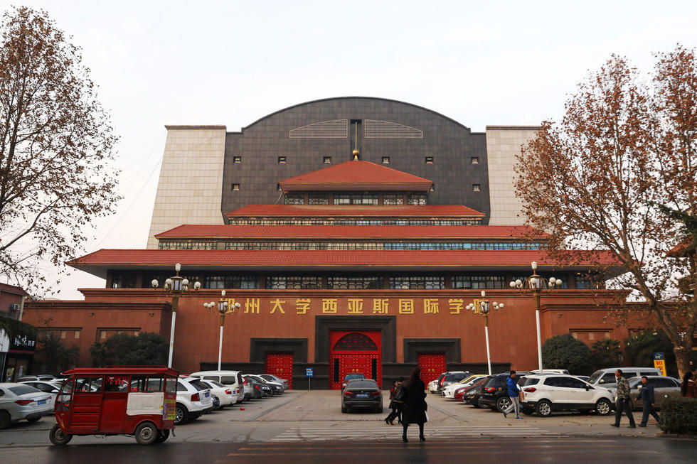 郑州大学现奇葩建筑：一半中式一半欧式