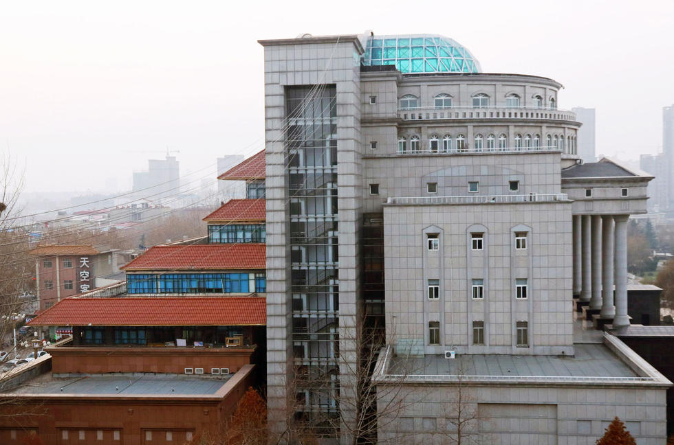 郑州大学现奇葩建筑：一半中式一半欧式