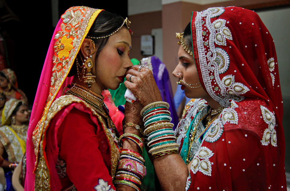 印度钻石商为上百贫穷女孩办集体婚礼 赠黄金首饰
