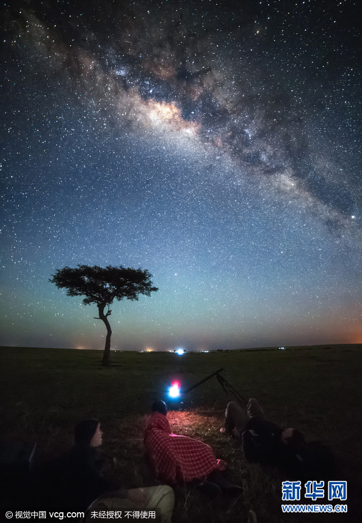 摄影师夜探非洲大草原 拍到长颈鹿浴星而行