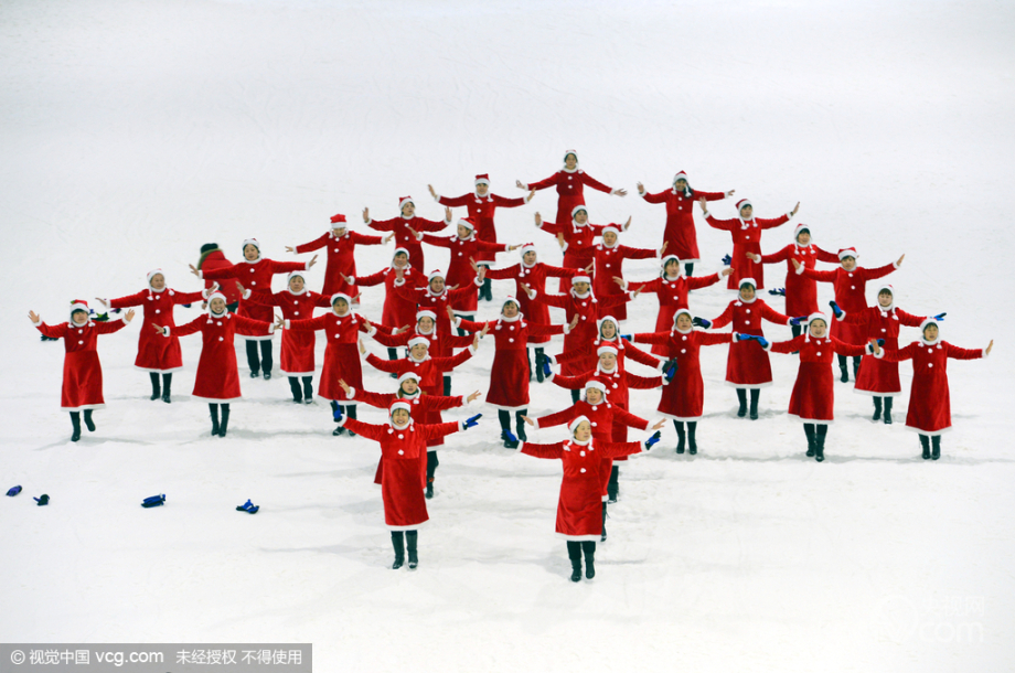 大妈雪地里穿圣诞装跳广场舞