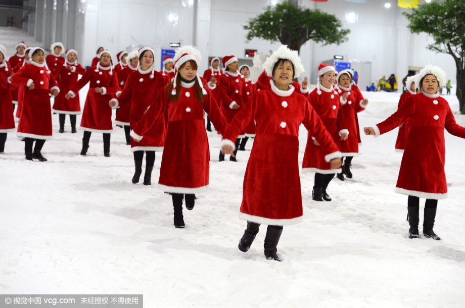 大妈雪地里穿圣诞装跳广场舞