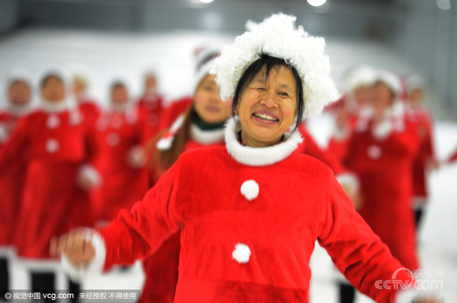 大妈雪地里穿圣诞装跳广场舞