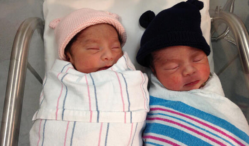 美国加州圣迭戈一对龙凤胎出生时间相隔2分钟，却相差1岁。（网页截图）