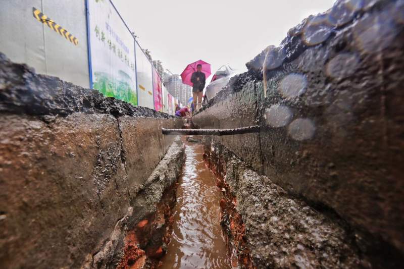 广州大道北怡新路惊现50米地裂，豪雨中两轿车被卡裂缝。 广州日报记者 苏俊杰 摄影