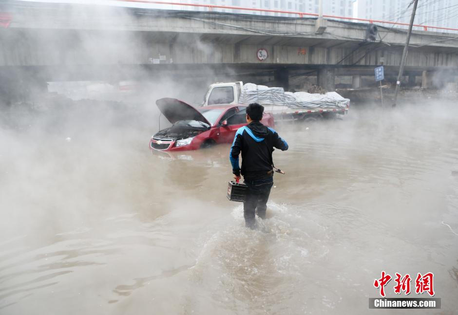西安三桥附近一路段污水淹路面，多辆轿车被淹熄火。