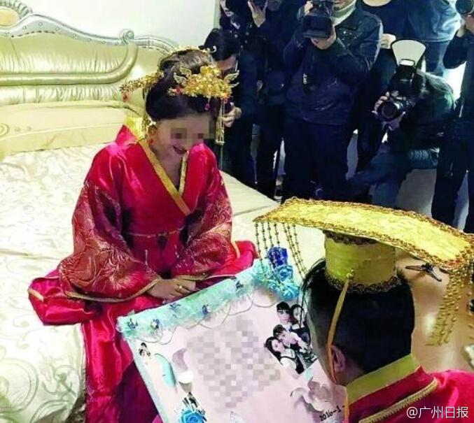 广东中山土豪婚礼 新娘脖子挂满金手镯