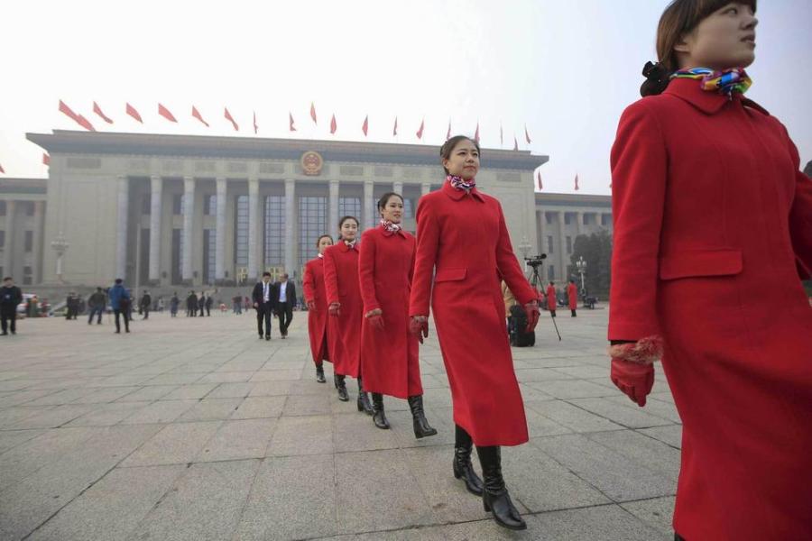 全国两会美女礼仪齐穿“中国红”吸睛