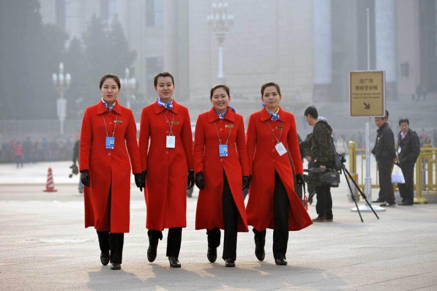 全国两会美女礼仪齐穿“中国红”吸睛