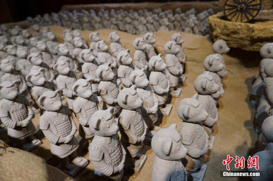 泰迪熊版“兵马俑”亮相无锡 气场恢弘