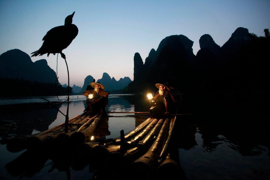 桂林八旬“渔翁兄弟”供人拍照走红 美奂似大片