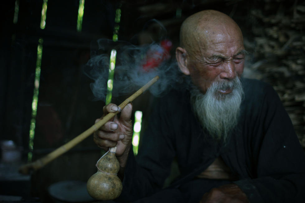 桂林八旬“渔翁兄弟”供人拍照走红 美奂似大片