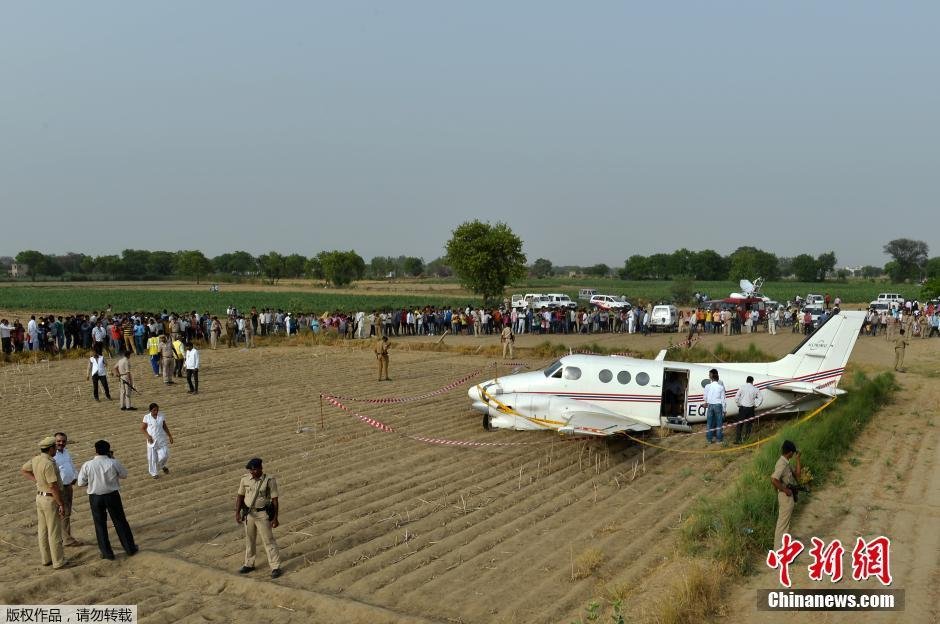 印度一救护飞机坠毁农田 当地村民扎堆围观