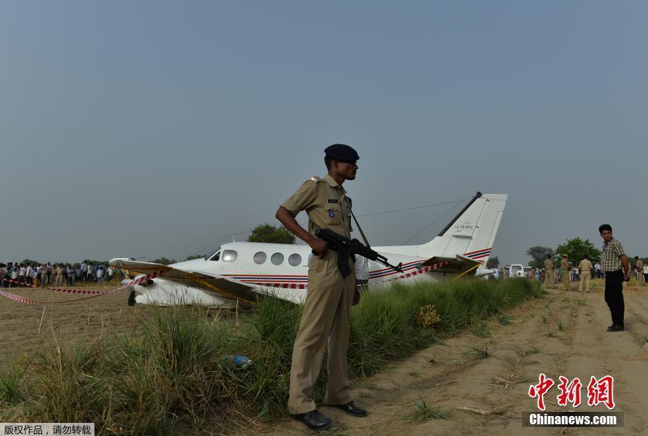 印度一救护飞机坠毁农田 当地村民扎堆围观