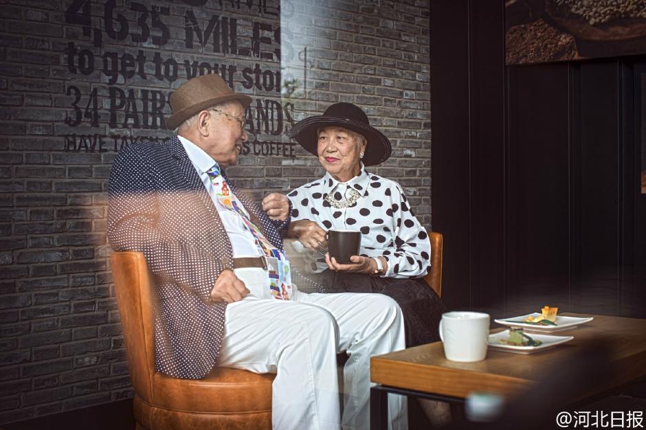 九旬老夫妻拍时尚大片贺钻石婚