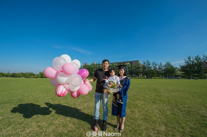 90后女硕士晒“抱娃毕业照”