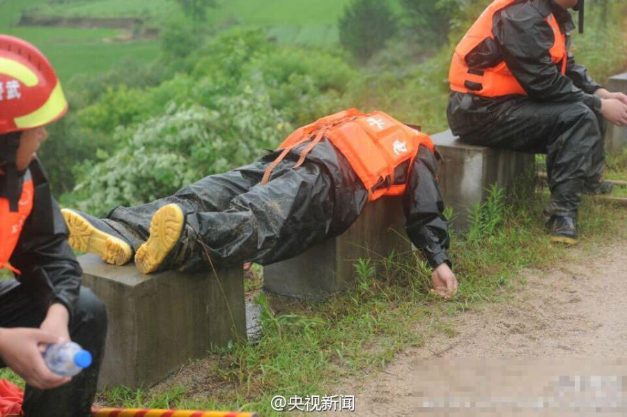 两天两夜没睡 抗洪战士在雨中睡着