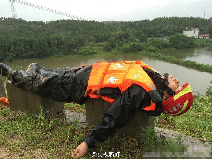 两天两夜没睡 抗洪战士在雨中睡着