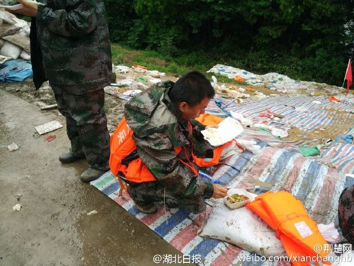 两天两夜没睡 抗洪战士在雨中睡着