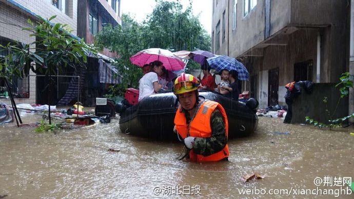 两天两夜没睡 抗洪战士在雨中睡着