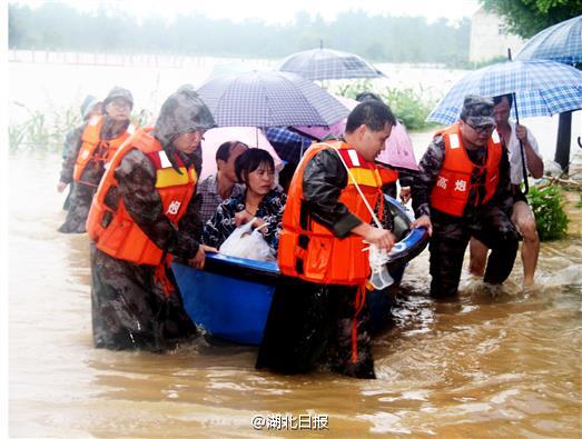 两天两夜没睡 抗洪战士在雨中睡着