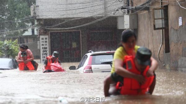 两天两夜没睡 抗洪战士在雨中睡着