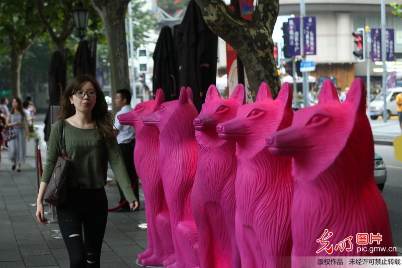 上海巨型动物街头摆pose卖萌