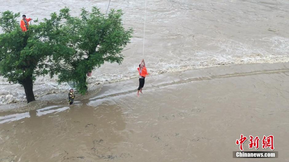 贵州三人被洪水围困树顶 消防员空降救援