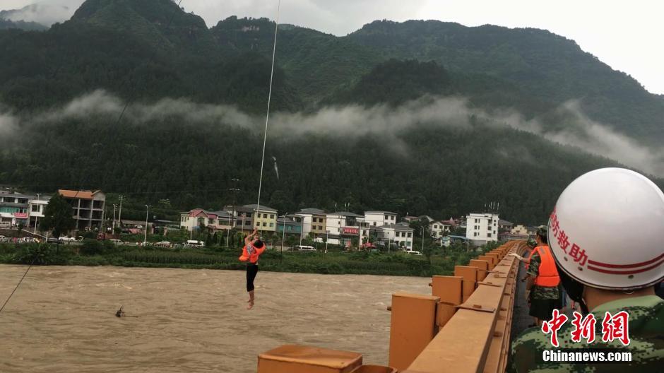 贵州三人被洪水围困树顶 消防员空降救援