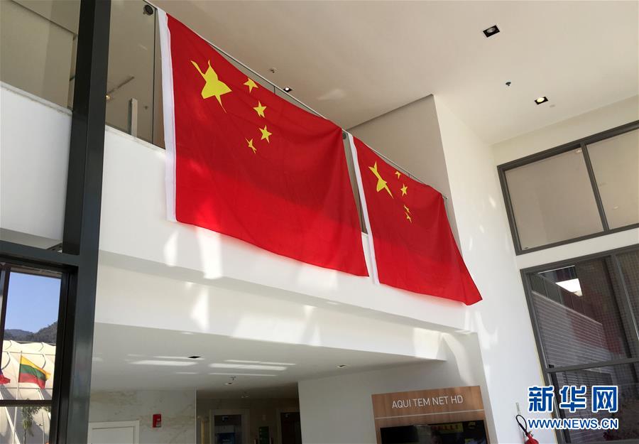 7月24日，中国代表团居住的大楼内悬挂着中国国旗。