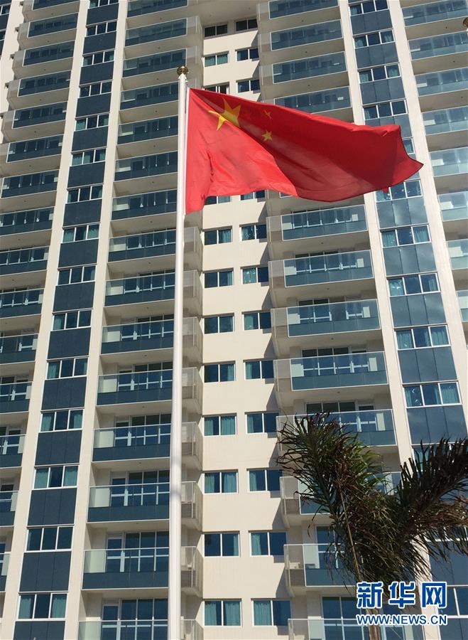 奥运村中飘扬的中国国旗。