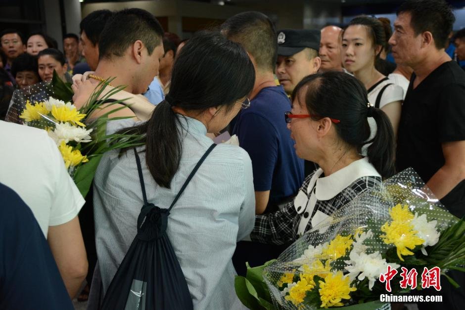 19时30分许，23位罹难者家属代表陆续走出机场，多位家属失声痛哭。