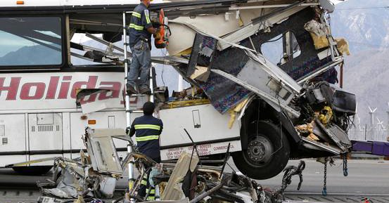 加州旅游大巴遭遇车祸 至少13人死31人伤