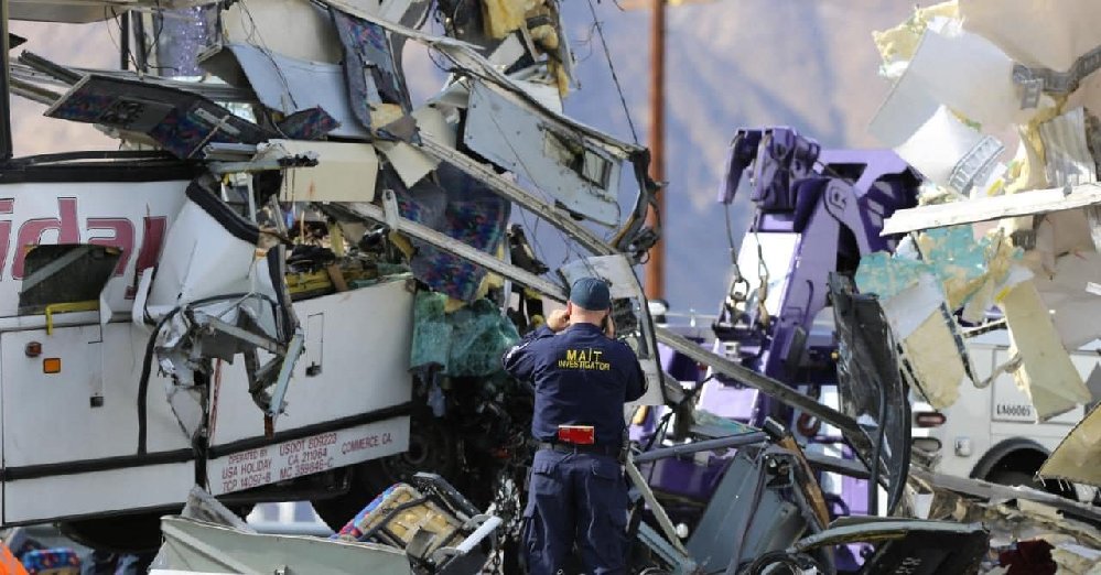加州旅游大巴遭遇车祸 至少13人死31人伤