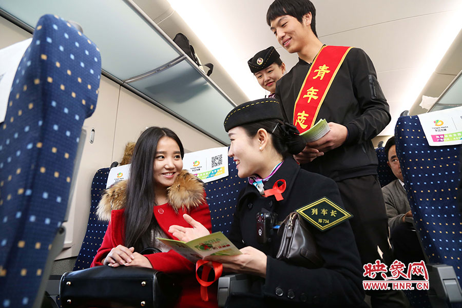 G2003次列车长刘红雨给旅客发放并讲解预防艾滋病的知识