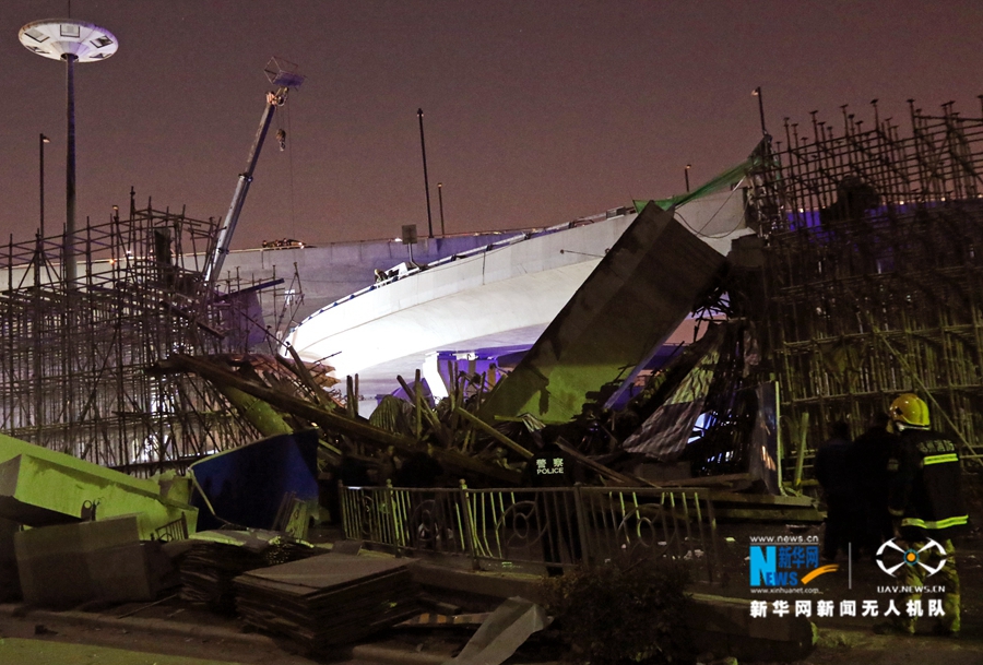 航拍：郑州一处高架桥施工中桥面发生坍塌致1死8伤