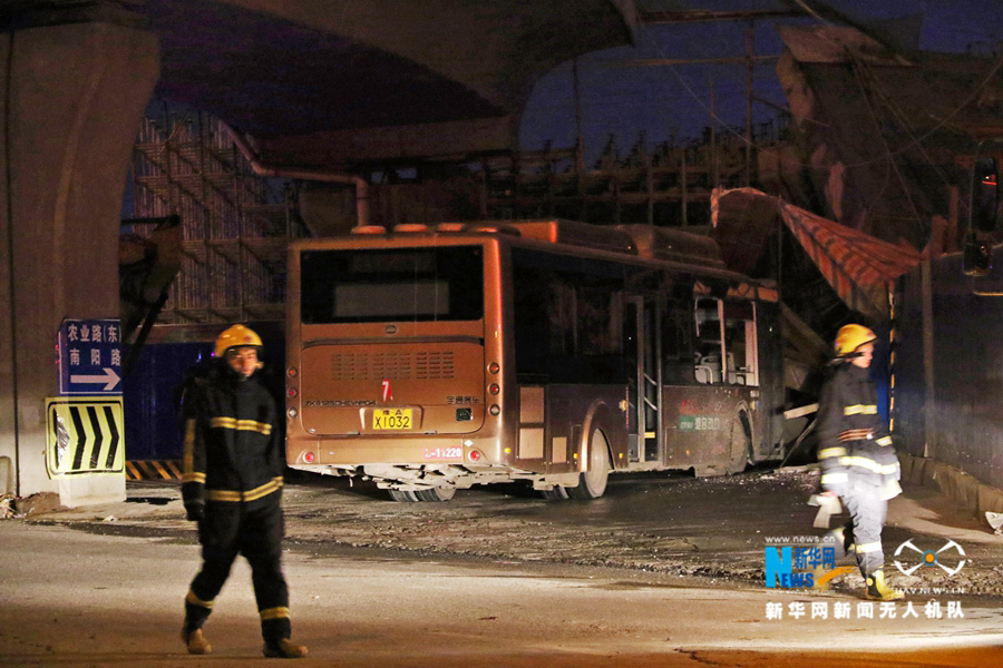 航拍：郑州一处高架桥施工中桥面发生坍塌致1死8伤