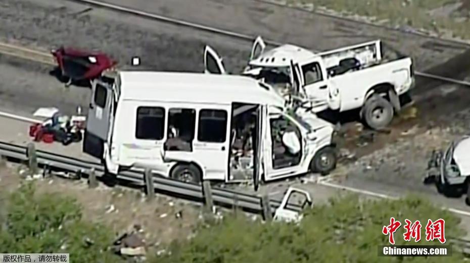 美国得克萨斯发生严重车祸致12死3伤