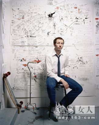 太有才了 智利设计师用12双高跟鞋纪念12位前女友