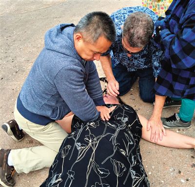 2月22日，朝阳医院医生唐子人左在美国圣地亚哥海洋公园游玩时遇到游客晕倒，上前施救。