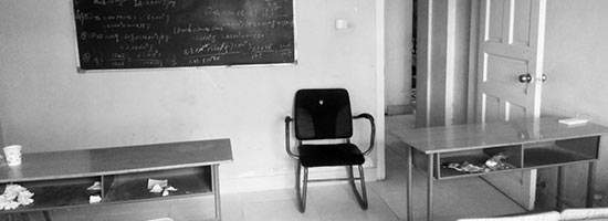 一块黑板、几张桌椅就是一对一教室