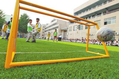 　郑上路小学举行校园足球嘉年华