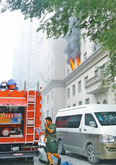 昨日下午6时许，郑州海关办公楼起火。