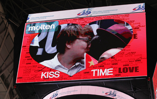 男篮比赛“亲吻时刻”